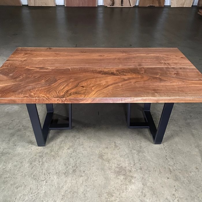 El yapımı ahşap masa