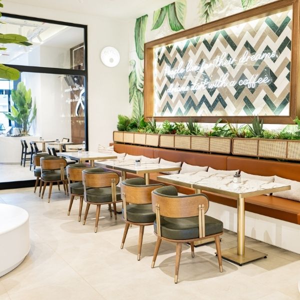 Cafe proje dekorasyon ürünleri mermer kenarlı masalar ve özel tasarım sandalyeler