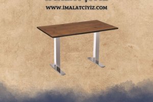 Compact Novecento Masa - Compact , metal veya ahşap ayaklı, sabit tabla yüzeyi, çeşitli ölçü seçenekleri ve dayanıklı bağlantı elemanlarına sahip modern cafe masası.