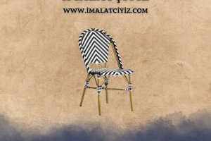 Rattan Sandalyeler - Hafif rattan çerçeve, destekli oturma ve sırt yüzeyi, hava koşullarına dayanıklı kaplama, dış mekan ve cafe kullanımı için uygun.