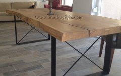 Ağaç Masa - Masif ağaçtan üretilmiş bu şık masa, uzun ömürlü kullanım ve doğal görünüm sunar. Ev ve ofis dekorasyonlarında hem estetik hem de fonksiyonel bir çözümdür.