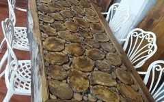 Ahşap Kütük Masa ve Döküm Sandalye Seti - Dayanıklı malzemeler ve el işçiliği ile uzun ömürlü kullanım sağlar.