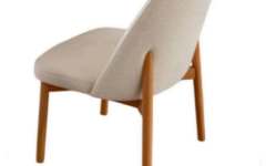 Linda Ahşap Sandalye - Döşemeli oturumu ve masif ahşap gövdesiyle Linda sandalye, kafe ve restoran iç mekanlarında şık ve konforlu oturma sunar.