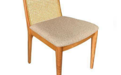 Ross Hasırlı Sandalye - Doğal doku ve masif gövdesi sayesinde iç mekanlarda hem sıcak hem de şık bir atmosfer yaratır.