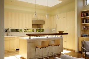 Masif Rustik Bar Tezgahı - Masif ahşap ve rustik detaylarla tasarlanmış lüks banko, sofistike bir bar atmosferi yaratır.