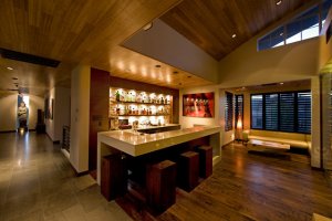 Ahşap Rustik Banko - Doğal ahşap malzemeden üretilmiş rustik bar bankosu, sıcak ve samimi bir ortam yaratır.