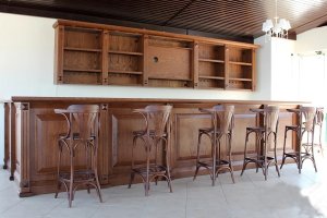 Ahşap Rustik Bar Bankosu - Masif ahşap rustik bar bankosu modelleri, el işçiliği ile imal edilir ve şık bir görünüm sunar.