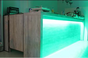 LED Işıklı Bar Bankosu - Entegre LED ışıklarla üretilen bar bankosu modelleri, gece mekanları için şık ve dikkat çekicidir.