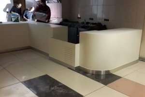 Kaplamalı Bar Bankosu Modelleri - Şık kaplamalı bar bankosu modelleri, dayanıklı malzeme ve estetik tasarımıyla kafe ve barlar için ideal.