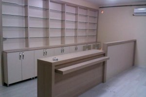 Kaplamalı Bar Bankosu Lounge - Kaplamalı banko modelleri, kafe, bar ve lounge mekanlarında modern ve sofistike bir görünüm sağlar.