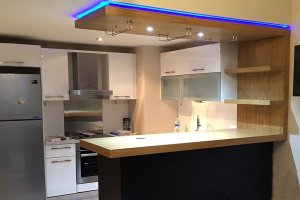 Led Aydınlatmalı Banko - Entegre LED aydınlatma ile tasarlanmış banko, modern ofislerde atmosfer yaratır.