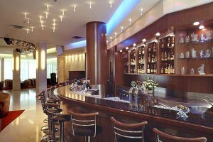 Kaplamalı Bar Tezgahı - Şık kaplamalı bar tezgah modelleri, modern ve prestijli barlar için estetik ve dayanıklılık sağlar.