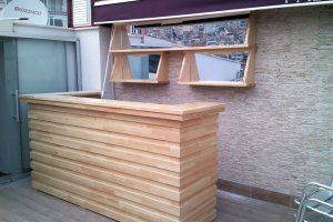 Köşe Bar Tezgahı - Köşe kullanımına uygun bar tezgahları, alan tasarrufu ve estetik bir düzen sağlar.