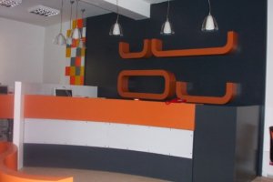 MDF’lam Bar Bankosu İmalatı - MDF’lam malzeme ile yapılan bankolar, dayanıklı ve estetik olarak modern barlar için tasarlanır.