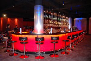 Camlı Banko Modeli - Şeffaf cam detaylara sahip banko, modern ofislerde şıklığı artırır.