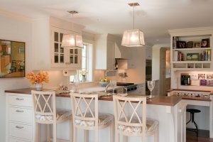 Ahşap Banko Tasarımı - Doğal ahşap malzeme ile tasarlanmış banko, sıcak ve davetkar bir atmosfer yaratır.