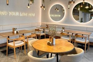 Amsterdam Modern Cafe Dekorasyonu - Amsterdam’da şık ve davetkar bir cafe projesi, tercih edilen tasarım olarak uygulandı.