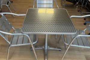 Tournon-sur-Rhône Lüks Cafe - Tournon-sur-Rhône kasabasında, lüks ve estetik bir cafe tasarımı, tercih edilen proje.