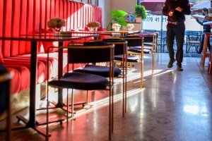 Paris Şık Modern Cafe Projesi - Paris’te ferah ve estetik bir cafe projesi, tercih edilen tasarım olarak tamamlandı.