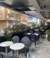 Rattan & Mermer Cafe - Ferah ve modern cafe, rattan sandalyeler ve mermer masalarla, tercih edilen proje.