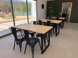 Compact Masa & Tolix - Modern ve işlevsel cafe alanları, compact masalar ve Tolix sandalyelerle, tercih edilen proje.