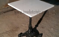 beyaz kare mermer masa