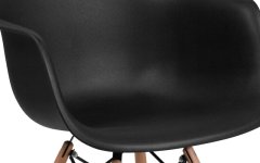 Eames Kollu Yakın Model - Yakın çekim tasarımı, detayları ve kaliteli işçiliği ön plana çıkarır.
 