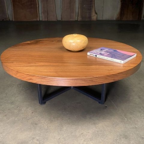 Yuvarlak Kütük Ceviz Masalar - El yapımı yuvarlak kütük ceviz masalar, modern tasarım ve doğal estetikle evinize şıklık ve dayanıklılık katıyor.