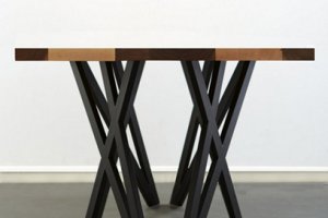 Rustik ve Modern Ceviz Kütük Masalar - Kütük dokusu korunarak hazırlanan masalar, modern ve rustik dekorasyonlarda dikkat çekici bir odak noktası oluşturur.
 