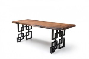 Masif Ceviz Kütük Masa - Doğal ceviz ağacından üretilen masif kütük masa, tek parça işçilik ve geniş yüzeyiyle hem restoran hem ev kullanımı için uygundur.