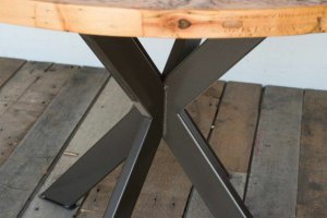 Yuvarlak Ceviz Kütük Masa - Doğal ceviz ağacından üretilen masif kütük masa, tek parça işçilik ve geniş yüzeyiyle hem restoran hem ev kullanımı için uygundur.