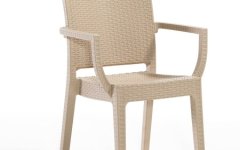 Rombo Kahverengi Plastik Sandalye - Şık desenli tasarımı ve dayanıklı yapısıyla estetik bir seçenek.