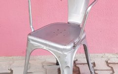 Renkli Tolix Sandalyeler ile Dekorasyon Fikirleri - Farklı renk seçenekleriyle sunulan Tolix sandalyeler, mekanlara canlılık ve enerji katar.